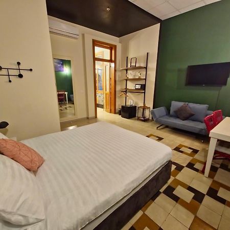 Inta Hotel (Adults Only) Тель-Авів Екстер'єр фото