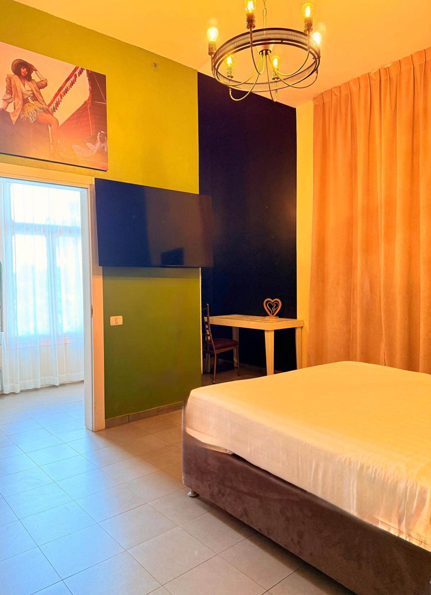 Inta Hotel (Adults Only) Тель-Авів Екстер'єр фото